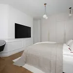 Spacious In The Center With Air Conditioned Living By Renters