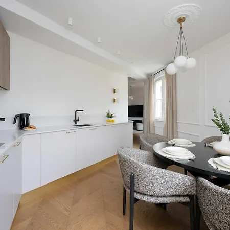 Spacious In The Center With Air Conditioned Living By Renters 华沙