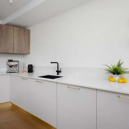 Spacious In The Center With Air Conditioned Living By Renters