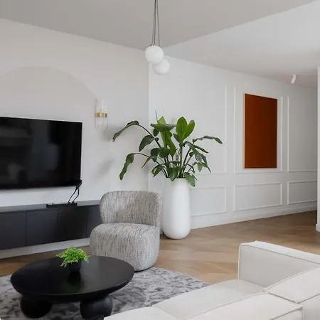 Spacious In The Center With Air Conditioned Living By Renters *