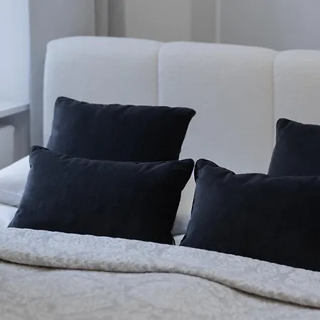 Spacious In The Center With Air Conditioned Living By Renters *