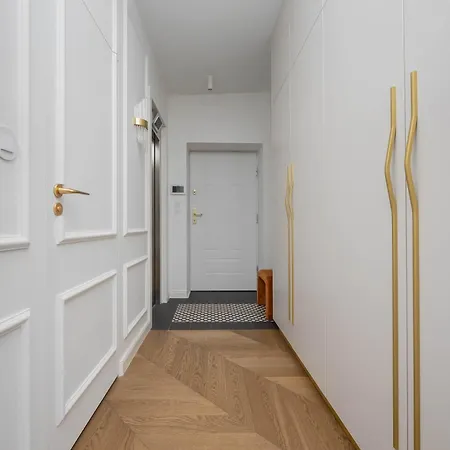 Spacious In The Center With Air Conditioned Living By Renters Apartamento *