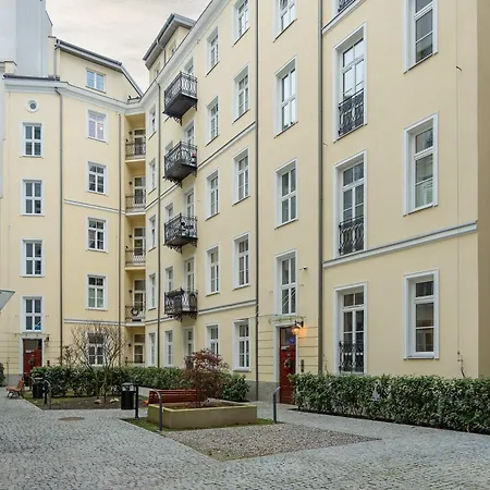 Spacious In The Center With Air Conditioned Living By Renters Apartamento