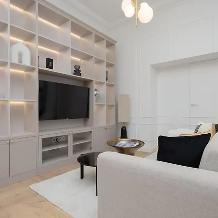 Spacious In The Center With Air Conditioned Living By Renters Apartamento Varsóvia