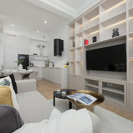 Spacious In The Center With Air Conditioned Living By Renters