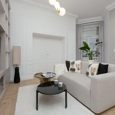 Spacious In The Center With Air Conditioned Living By Renters Warschau
