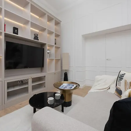 Spacious In The Center With Air Conditioned Living By Renters Apartment *