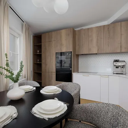 Apartment Spacious In The Center With Air Conditioned Living By Renters *