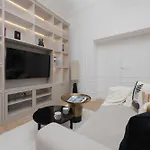 Spacious In The Center With Air Conditioned Living By Renters Apartman *