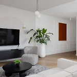 Spacious In The Center With Air Conditioned Living By Renters *