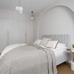 Spacious In The Center With Air Conditioned Living By Renters Apartman