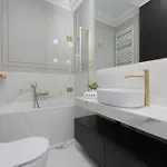 Spacious In The Center With Air Conditioned Living By Renters Apartment *