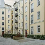 Spacious In The Center With Air Conditioned Living By Renters Apartment