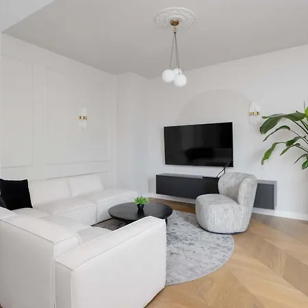 Spacious In The Center With Air Conditioned Living By Renters Apartment