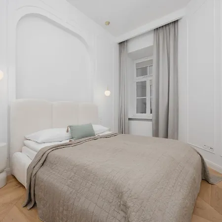 Lägenhet Spacious In The Center With Air Conditioned Living By Renters Warszawa