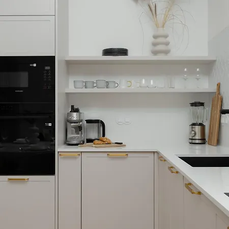 Spacious In The Center With Air Conditioned Living By Renters Lägenhet Warszawa