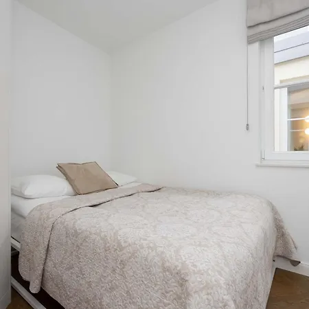 Spacious In The Center With Air Conditioned Living By Renters Lägenhet Warszawa
