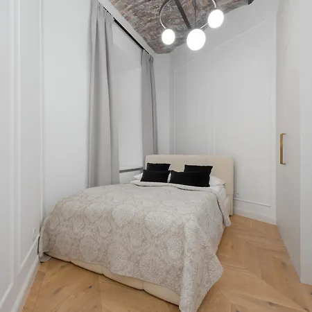 Spacious In The Center With Air Conditioned Living By Renters Lägenhet