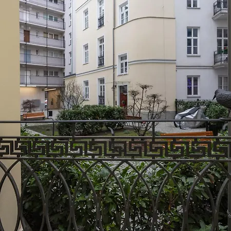 Lägenhet Spacious In The Center With Air Conditioned Living By Renters