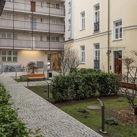 Lägenhet Spacious In The Center With Air Conditioned Living By Renters *